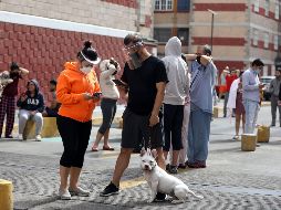 Personas salen de sus hogares después de escuchar la alerta sísmica en diferentes alcaldías de Ciudad de México. EFE / S. Gutiérrez