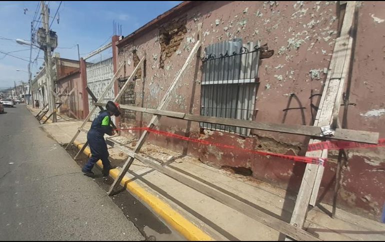 Un elemento de Protección Civil de Oaxaca apuntala una vivienda dañada. TWITTER@CEPCO_GobOax