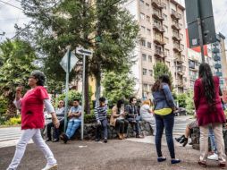 Ciudadanos de la CDMX salieron a la calle en cuanto sonó la alerta sísmica. SUN / S. Tapia