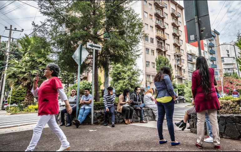 Ciudadanos de la CDMX salieron a la calle en cuanto sonó la alerta sísmica. SUN / S. Tapia