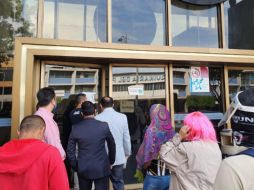 Jóvenes acuden a la Fiscalía General de la República con lentes, pelucas y telas  para evitar ser identificados. EL INFORMADOR/R. Bobadilla