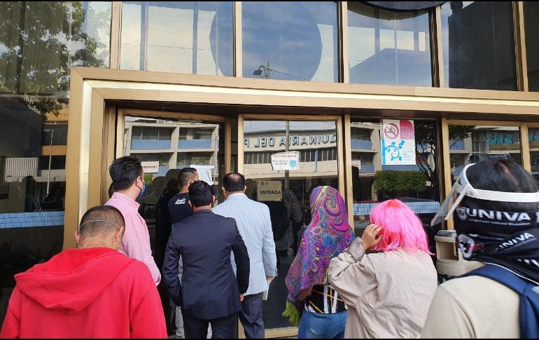 Jóvenes acuden a la Fiscalía General de la República con lentes, pelucas y telas  para evitar ser identificados. EL INFORMADOR/R. Bobadilla