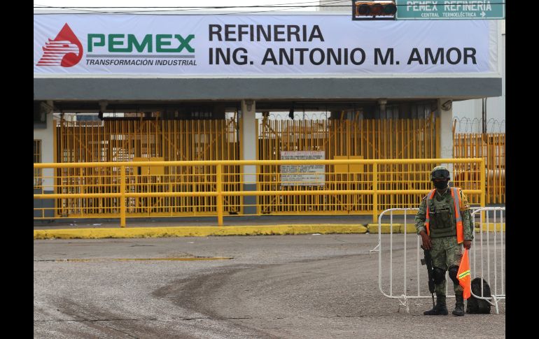 Se colocaron vallas en las calles cercanas a la refinería para limitar el acceso a la instalación. EFE