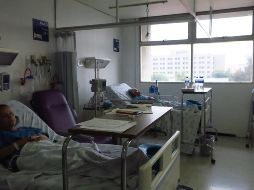 Kelly Torres (i) y María Teresa Rosas (d), pacientes de COVID-19 en el Hospital Juárez, no pudieron ser evacuadas durante el temblor. EFE/ M. Muñoz