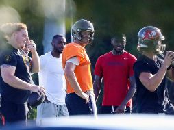 Tom Brady (naranja) fue captado entrenando junto con sus compañeros, desobedeciendo los protocolos establecidos por la NFL. AP