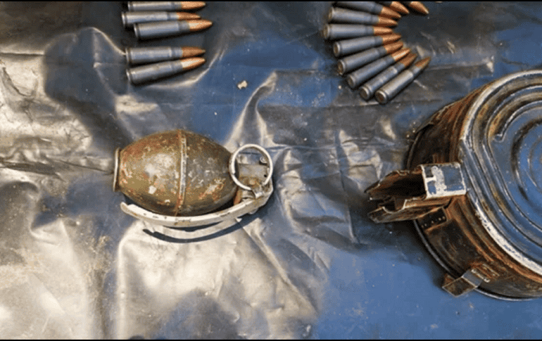 El Ejército mexicano asegura granada de fragmentación, cargadores de arma larga tipo AK-47, un cargador de tambor y 200 cartuchos de diferentes calibres. ESPECIAL/ Sedena