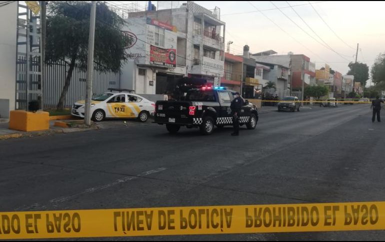 El taxi quedó sobre la banqueta, junto al estacionamiento de una sucursal bancaria que se encuentra en el punto. ESPECIAL