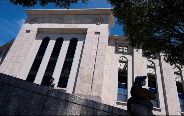 Una persona protegida con un cubrebocas camina frente al Yankee Stadium en el Bronx, Nueva York. EFE/J. Lane