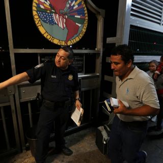 Detenciones de inmigrantes en frontera EU-México aumentan en junio