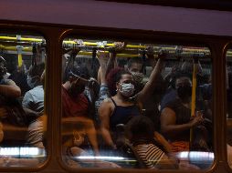 Pasajeros en plena pandemia en Río de Janeiro. AP/L. Correa