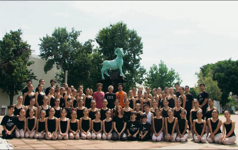 Talento. Foto oficial del grupo de alumnos con los maestros participantes. CORTESÍA