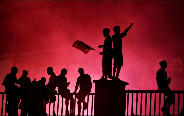 Aicionados se congregaron a las afueras de Anfield para celebrar el fin de la sequía de 30 años. EFE