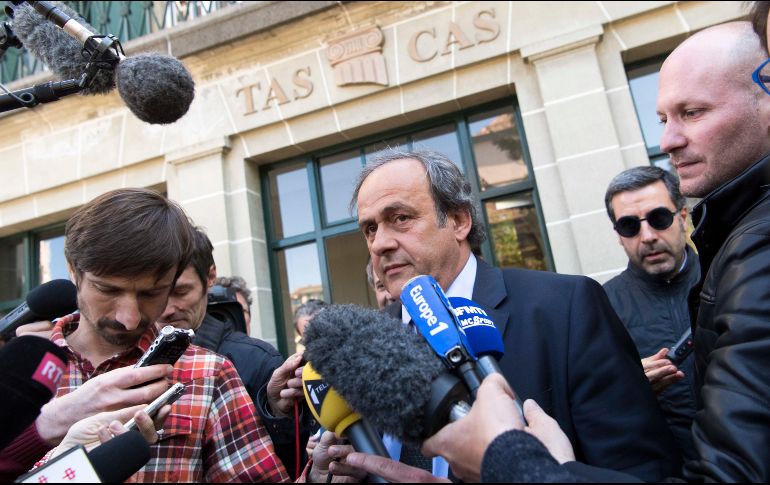 Platini, quien era presidente de la UEFA en ese entonces, es sospechoso de complicidad de malversación de fondos, desfalco y falsificación. AP