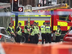 La policía confirmó que no buscan a nadie más en relación con este incidente, en el que un agente también recibió heridas de arma blanca y fue trasladado al hospital. AP / A. Milligan