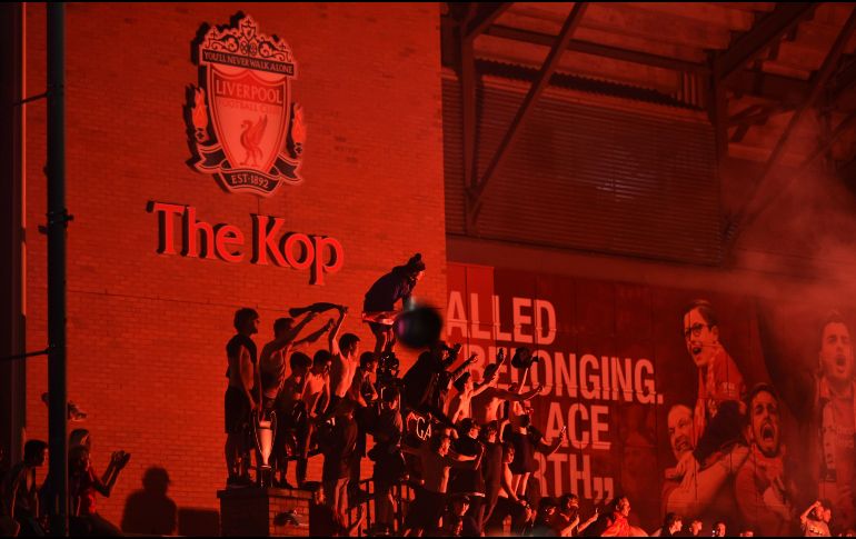 Fanáticos encendieron fuegos artificiales y balizas rojas en el exterior del estadio Anfield el jueves por la noche después de que la victoria del Chelsea sobre el Manchester City les dio la corona. EFE / P. Powell