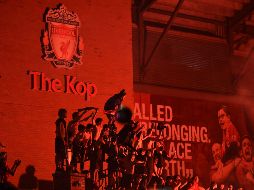 Fanáticos encendieron fuegos artificiales y balizas rojas en el exterior del estadio Anfield el jueves por la noche después de que la victoria del Chelsea sobre el Manchester City les dio la corona. EFE / P. Powell