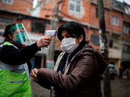 Personal de sanidad realiza un control febril en el barrio Fraga de Chacarita, en la Ciudad de Buenos Aires. EFE/J. Roncoroni