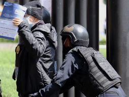 Policías revisan a personas y vehículos que ingresan al Hospital Médica Sur, donde fue intervenido el secretario de Seguridad Ciudadana, Omar García Harfuch. EFE/J. Pazos