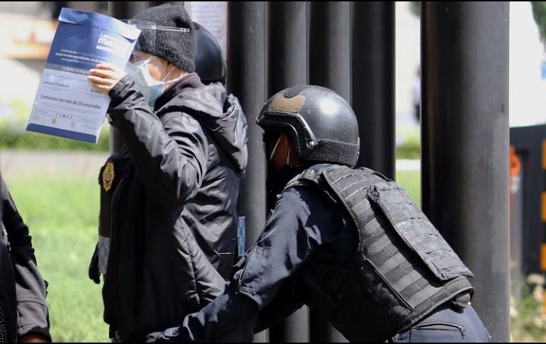 Policías revisan a personas y vehículos que ingresan al Hospital Médica Sur, donde fue intervenido el secretario de Seguridad Ciudadana, Omar García Harfuch. EFE/J. Pazos