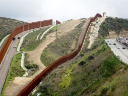 Fotografía del 20 de enero de 2020 donde se observa desde el lado estadounidense parte del muro que separa a San Diego de Tijuana. EFE/ARCHIVO