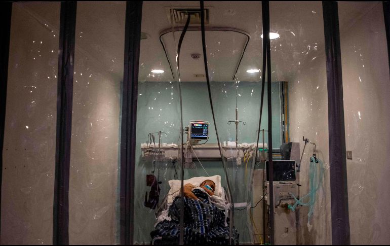 La UdeG calcula que, debido al bajo porcentaje de aislamiento, al finalizar el mes habrá 15 mil 572 contagios y 844 defunciones. AFP/M. Bernetti