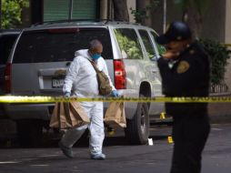 Peritos de la Fiscalía capitalina inspeccionan un vehículo abandonado que podría estar relacionado con el atentado contra Omar García Harfuch,. SUN / ARCHIVO