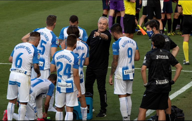 El equipo de Javier Aguirre estuvo cerca de lograr el triunfo y acabó perdiendo y complicando aún más sus opciones de alcanzar la salvación. EFE / V. López
