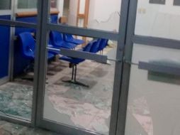 Entre la noche del viernes y madruga del sábado, cientos de indígenas tzotziles, destruyeron la clínica de la Secretaría de Salud de San Andrés Larráinzar. TWITTER/@omaercin