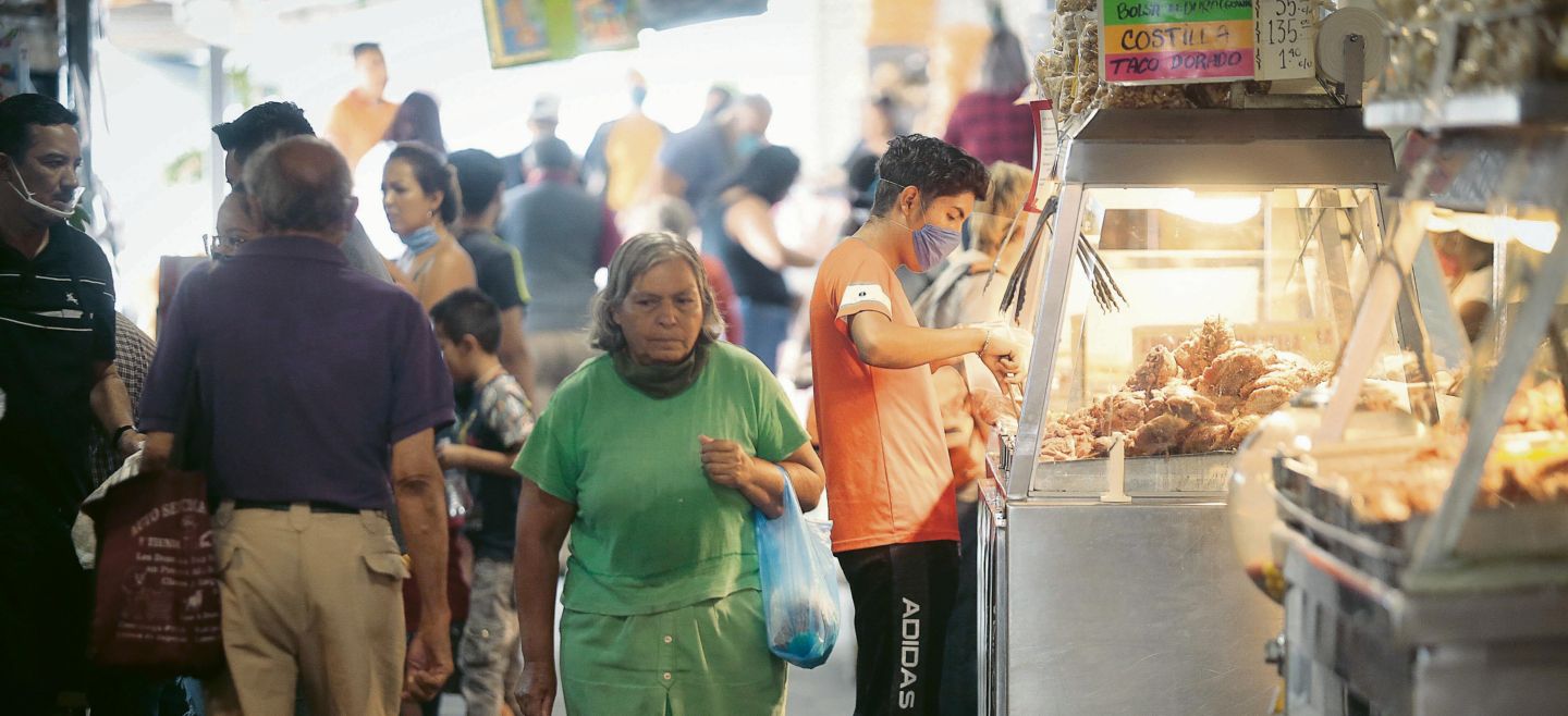 OMISIONES. De cada 10 locales visitados por este medio en cinco municipios de la metrópoli, al menos tres no tenían gel antibacterial, incluso en los puestos de venta de alimentos. EL INFORMADOR • F. Atilano