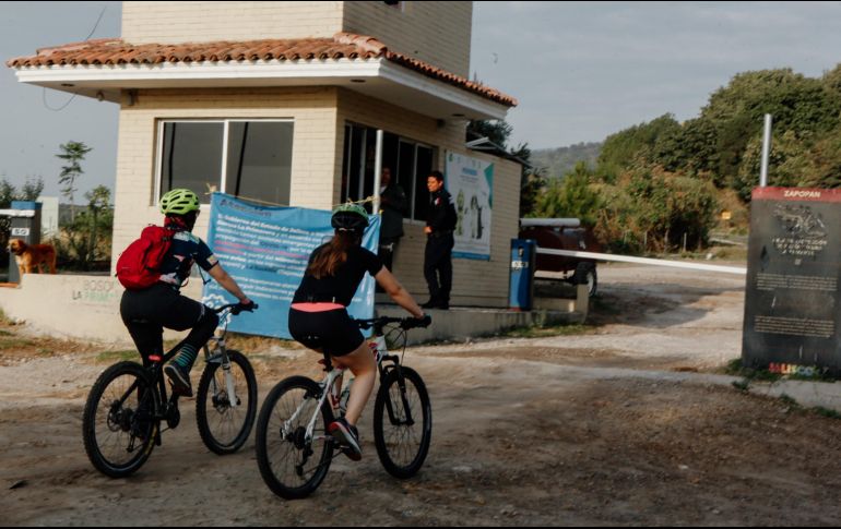 Ciclisitas acuden al Bosque con la esperanza de que esté abierto y así, hacer sus recorridos. EL INFORMADOR / G. Gallo