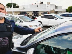 REVISIÓN. Los policías checan que el número de serie del vehículo, una cifra de 17 dígitos, no esté remarcado. ESPECIAL