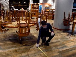 López-Gatell informó que como medidas complementarias que pueden ayudar es la reorganización del espacio físico y la distancia en la que nos sentamos en un establecimiento. AFP / A. Estrella