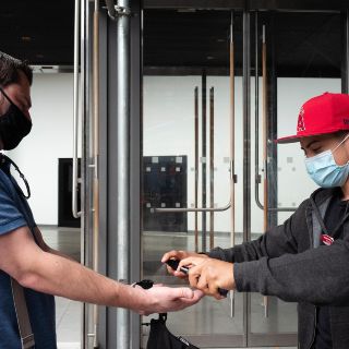 Nueva York impone cuarentena a visitantes de 16 estados de EU