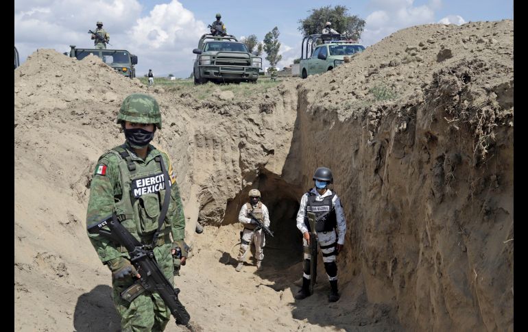 Elementos de la Sedena y Semar vigilan este martes el túnel con cuatro tomas clandestinas, en San Martín Texmelucan, Puebla. EFE/H. Ríos