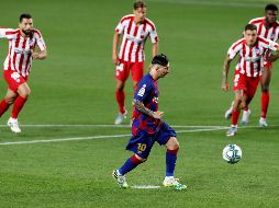 Después del gol de penalti en el empate del Barcelona contra el Atlético de Madrid (2-2), el argentino Lionel Messi alcanzó las 700 dianas oficiales en su carrera profesional. EFE / A. Estévez