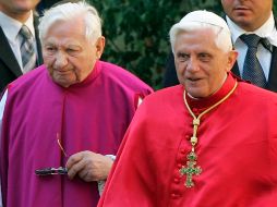 Georg  (izq) fue ordenado sacerdote el 29 de junio de 1951, junto con su hermano Joseph (der), tres años menor. AP / ARCHIVO