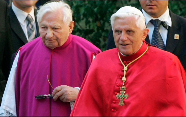 Georg  (izq) fue ordenado sacerdote el 29 de junio de 1951, junto con su hermano Joseph (der), tres años menor. AP / ARCHIVO