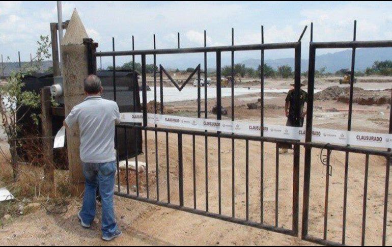 Los sellos de clausura total “temporal” son colocados en el lugar, impidiendo así que continúen las obras de construcción. ESPECIAL/Semadet
