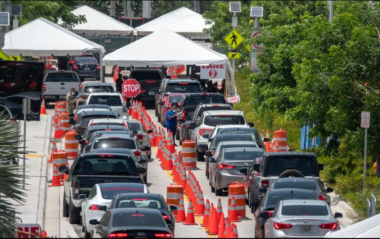 Personas en fila para hacerse la prueba del COVID-19, ayer en Miami Beach, Florida. EFE/ARCHIVO