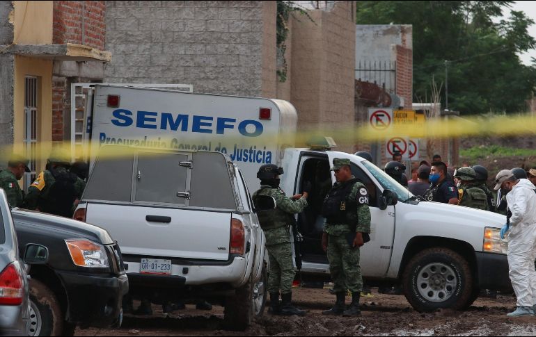 Forenses, miembros de la Guardia Nacional e integrantes de las fuerzas de seguridad pública estatal vigilan afuera del centro de rehabilitación. EFE