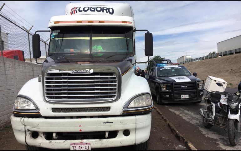 El camión de la marca Freightliner es localizado en Periférico Sur y la calle Incalpa, en la colonia López Cotilla. ESPECIAL