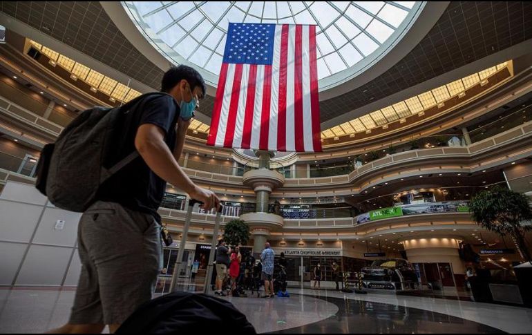 Un pasajero se dispone a viajar para la celebración del 4 de Julio en el Aeropuerto Hartsfield-Jackson, de Atlanta. EFE/E. Lesser