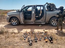 Militares aseguraron armas y vehículos durante los operativos. ESPECIAL