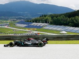 El piloto de Mercedes cubrió, en su mejor giro, los cuatro mil 813 metros de la pista en un minuto, cuatro segundos y 304 milésimas. AP / D. Bandic