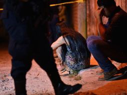 Cuando los sujetos armados se fueron, los habitantes salieron y se vieron los rastros que dejó el ataque: calles manchadas de sangre, tres hombres muertos; casa y vehículos quemados. AFP / ARCHIVO