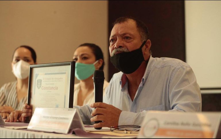 Álvarez presenta un diploma de un curso de 20 horas para erradicar la violencia de género. EL INFORMADOR / F. Atilano