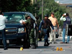 Elementos de seguridad aseguraron armas de fuego, cartuchos y cargadores, así como dos vehículos con reporte de robo. EFE/M. Esquivel