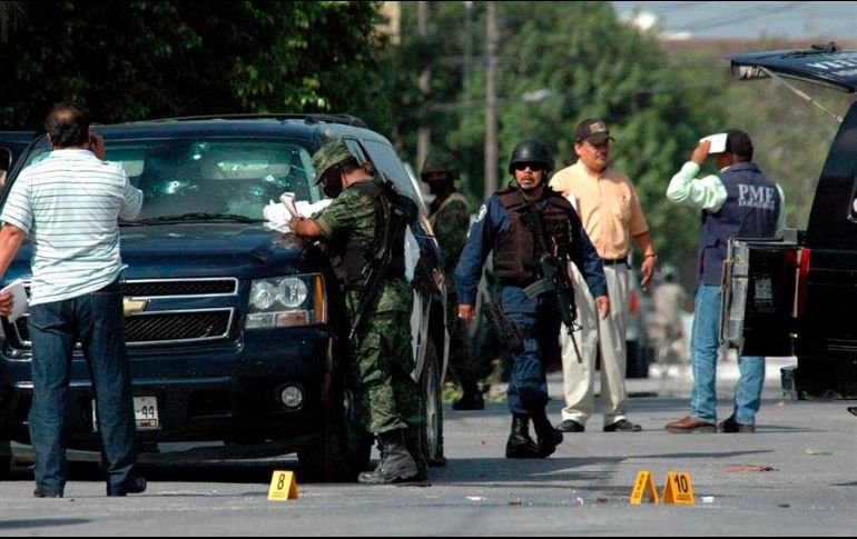 Elementos de seguridad aseguraron armas de fuego, cartuchos y cargadores, así como dos vehículos con reporte de robo. EFE/M. Esquivel