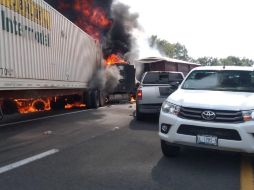 En el choque participaron cuatro vehículos compactos, así como dos tractocamiones. ESPECIAL