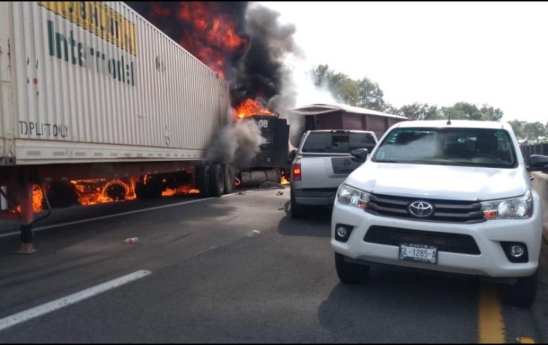 En el choque participaron cuatro vehículos compactos, así como dos tractocamiones. ESPECIAL
